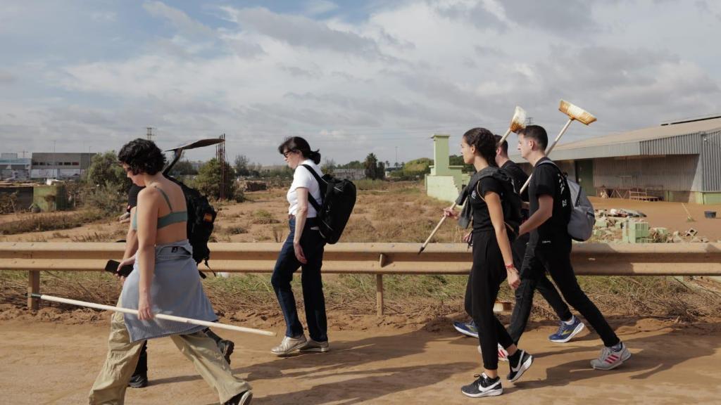 Un grupo de jóvenes, acuden a Paiporta con sus escobas.