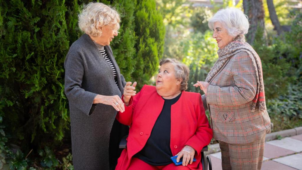 Manuela Carmena, Cristina Almeida y Paca Sauquillo, charlan en los jardines de la Fundación San José.