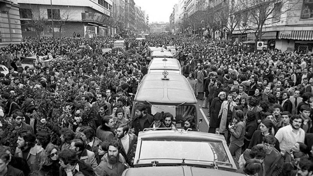 Imagen del entierro multitudinario de tres de los fallecidos en el atentado de Atocha 55.