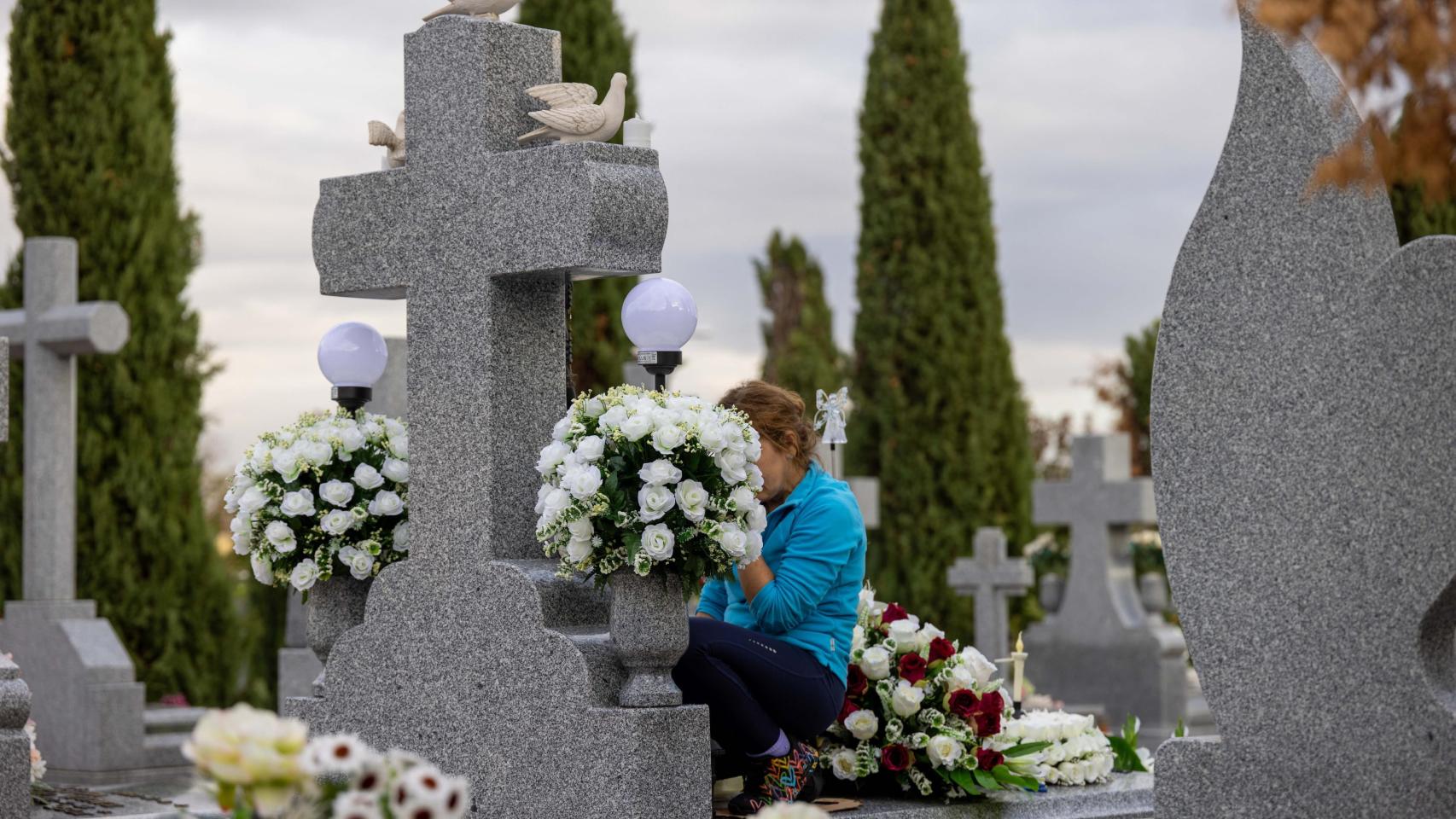 Miles de toledanos han acudido estos días al cemeterio a depositar flores en las tumbas de sus seres queridos.