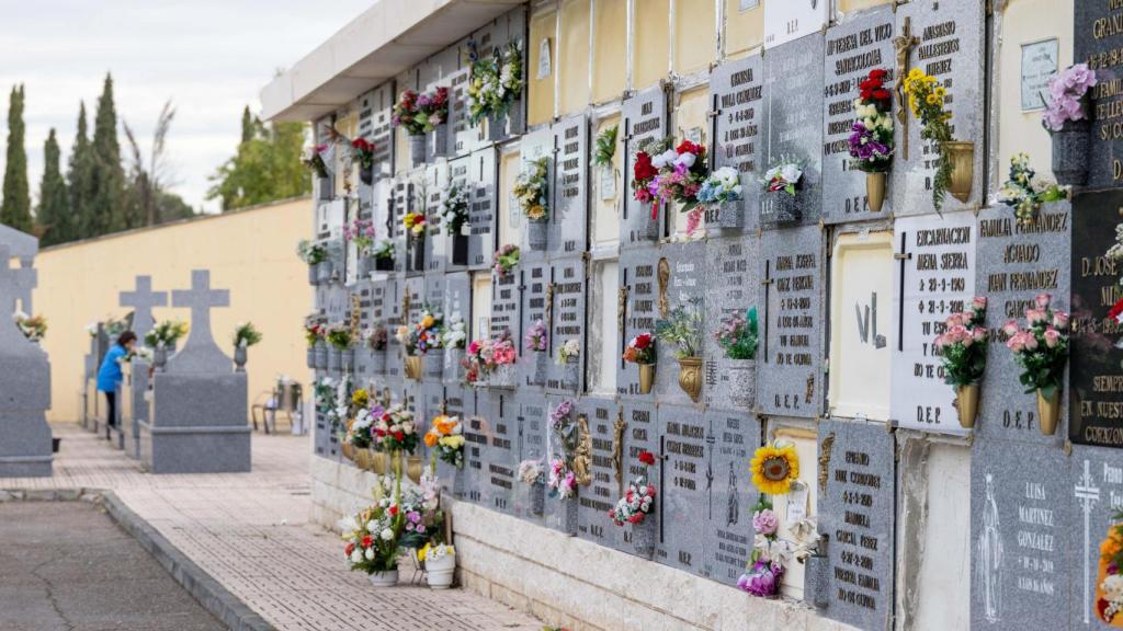 Tumbas y nichos se llenan estos días de flores.