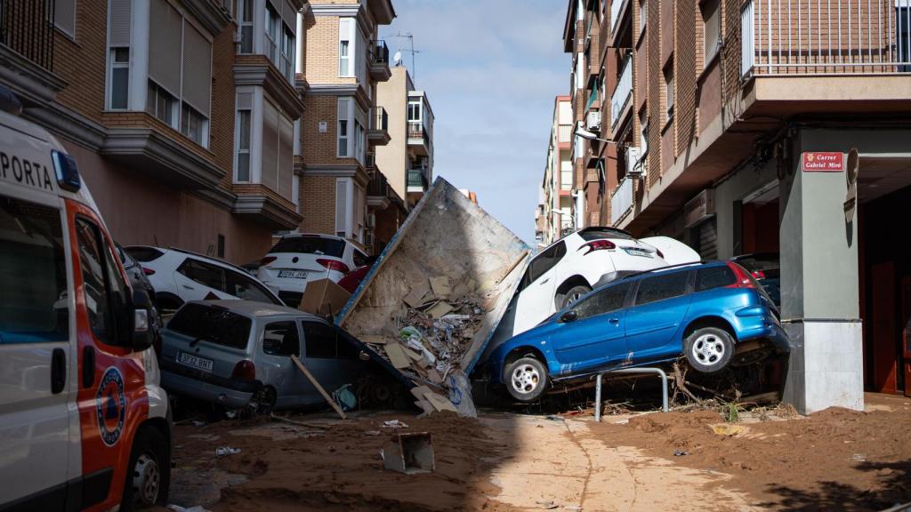 Vehículos desplazados por las riadas provocadas por la DANA en la 'zona cero' de la catástrofe.