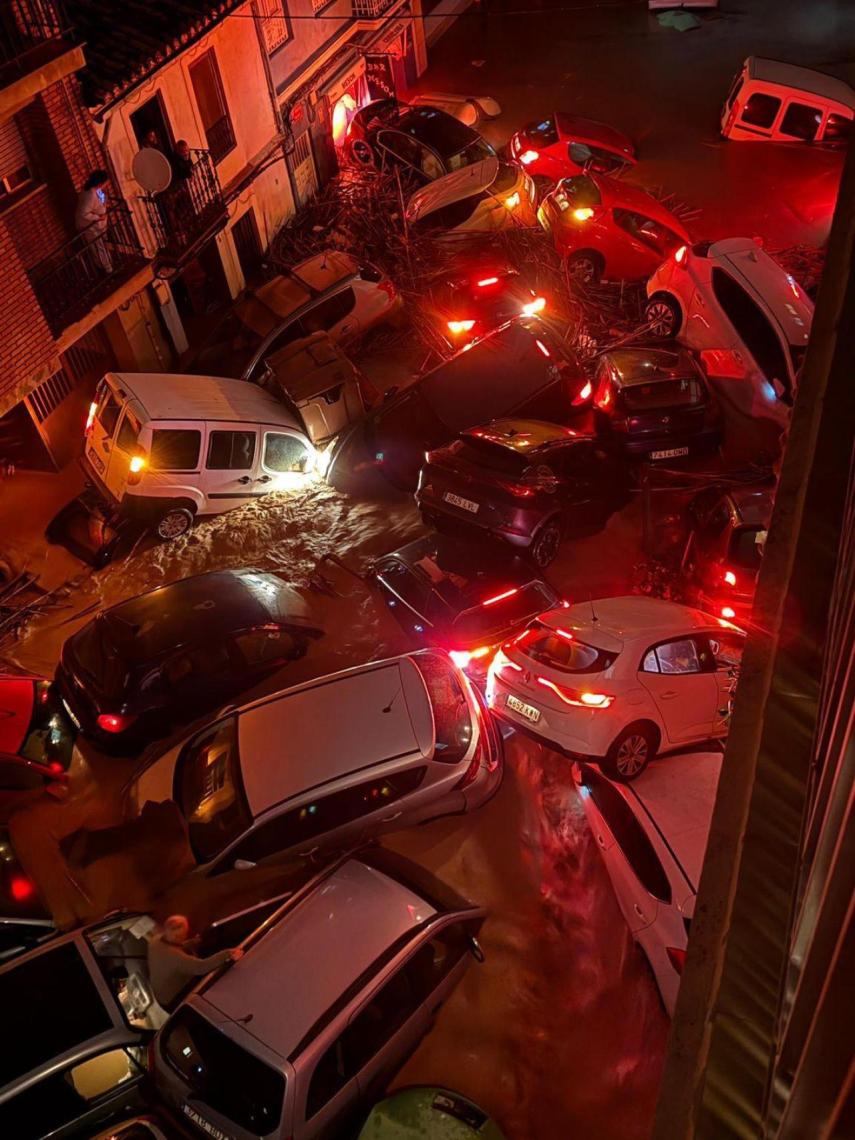 Una montaña de coches acumulada en una calle de Sedaví tras el paso de la DANA.