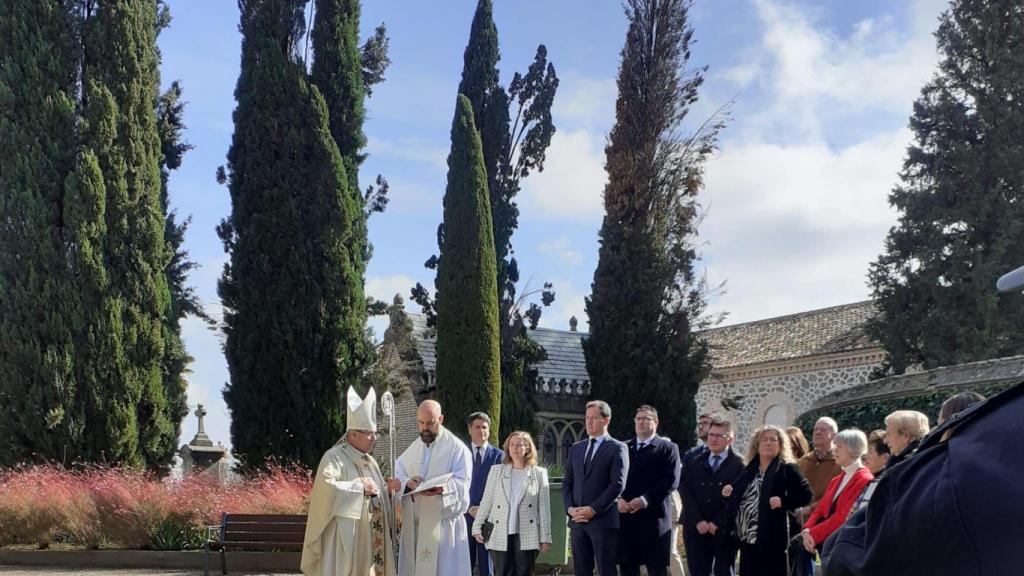 El arzobispo de Toledo, Francisco Cerro, junto con el alcalde, Carlos Velázquez y resto de concejals en el responso celebrado en el camposanto toledano.