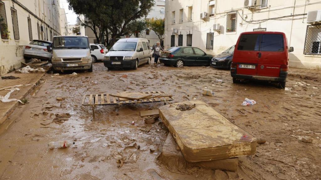 Estado de una de las calles de la pedanía valenciana de La Torre, este viernes.