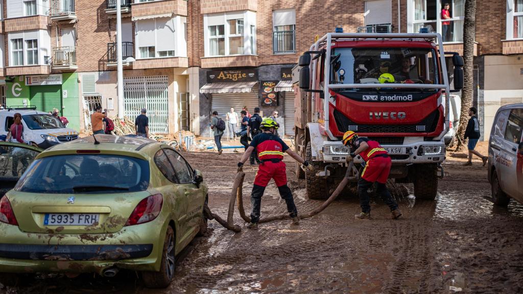 Un grupo de bomberos ayuda en las tareas de rescate en la 'zona cero' de la DANA.