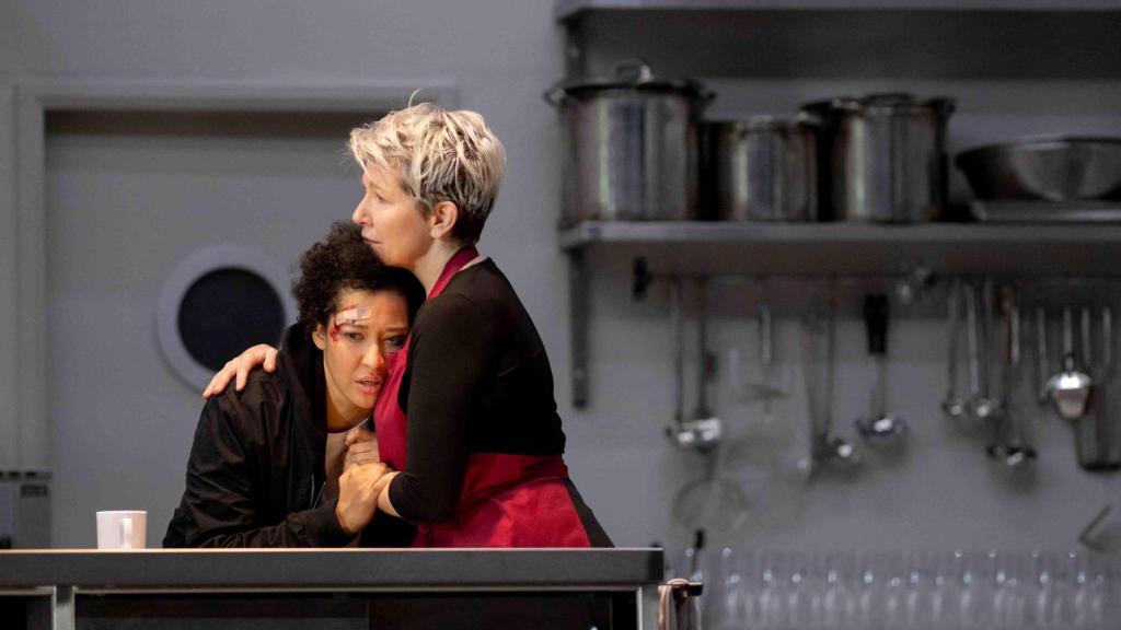 Julia Bullock y Joyce DiDonato en una escena de 'Theodora'. Foto: Royal Opera House