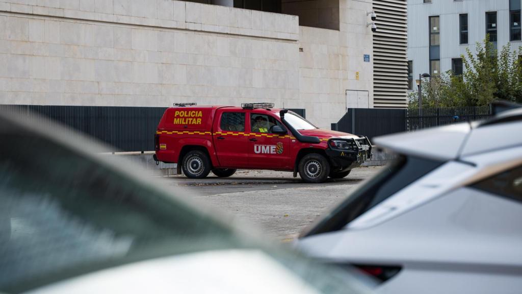 Un vehículo de la Policía Militar hace guardia en la entrada de la morgue ubicada en la Ciudad de la Justicia.