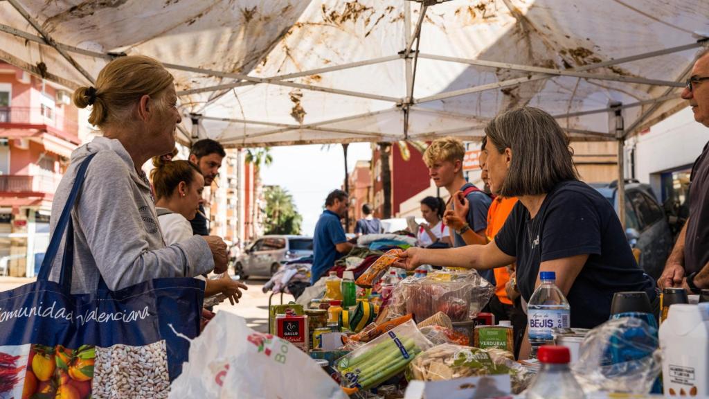 Voluntarios reparten comida y bebida gratuita en una carpa en el centro de Paiporta.  Fotografía realizada con Leica SL3.