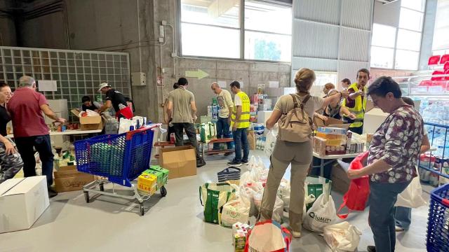 La recogida este viernes de alimentos y enseres para ayudar a las víctimas de la DANA de Valencia.