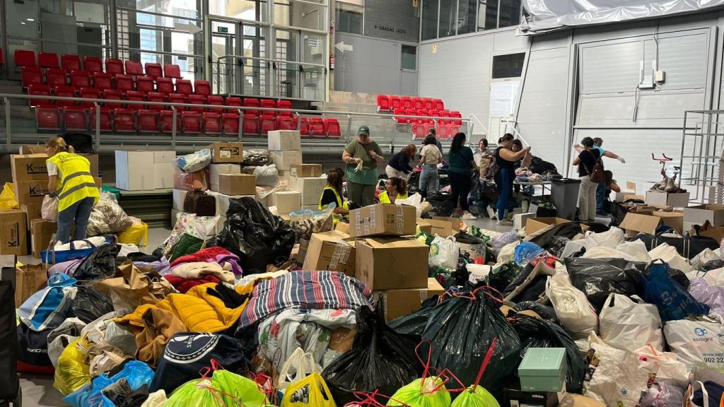 Las bolsas con ropa, alimentos y enseres ya se acumulan para el envío a los afectados de Valencia.