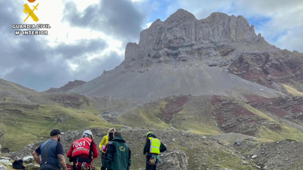 El equipo de rescate atiende al fallecido en el pico Castillo d'Acher, en Hecho.