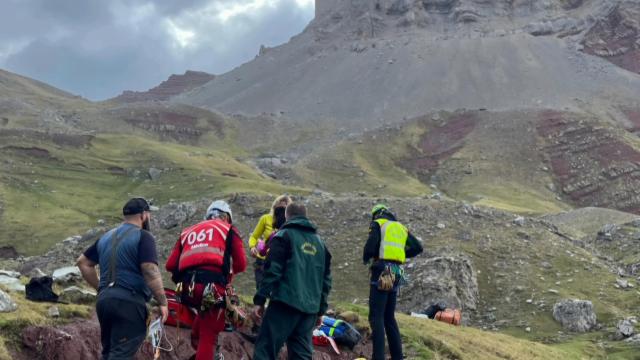 Foto de archivo de un equipo de rescate atendiendo a un montañero fallecido en el pico Castillo d'Acher, en Hecho.