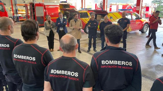 Una dotación de bomberos de Huesca antes de salir rumbo a Valencia.