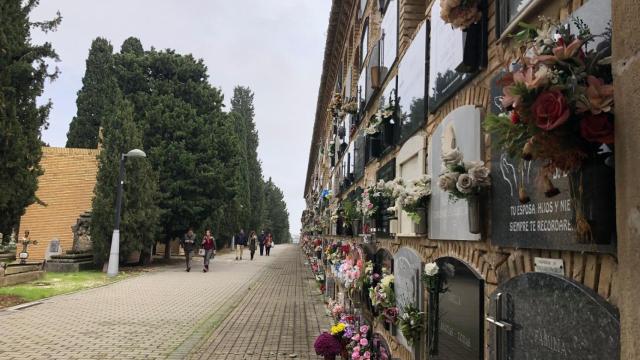 Celebración del día de Todos los Santos en el cementerio de Torrero, en Zaragoza