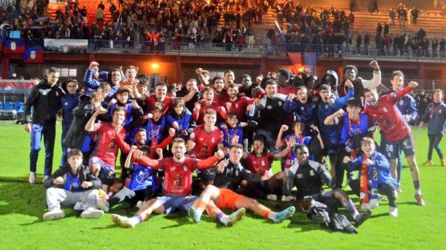 Los jugadores del Real Ávila celebran su paso a la segunda de ronda de Copa del Rey tras eliminar al Real Oviedo, este jueves