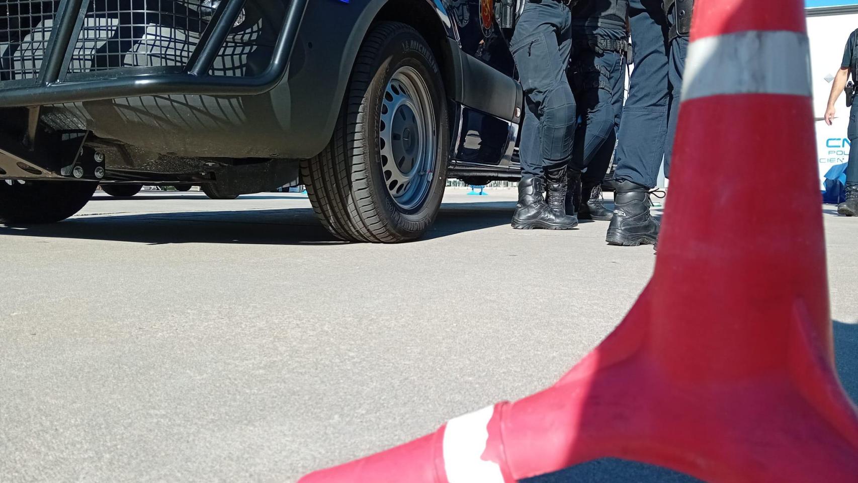 Imagen de un vehículo y agentes de la Policía Nacional