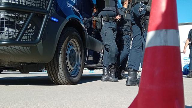 Imagen de un vehículo y agentes de la Policía Nacional