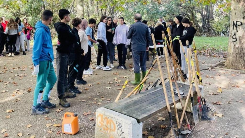 Los alumnos del IES Lancia colaborando con el Ayuntamiento de León en una segunda hacendera