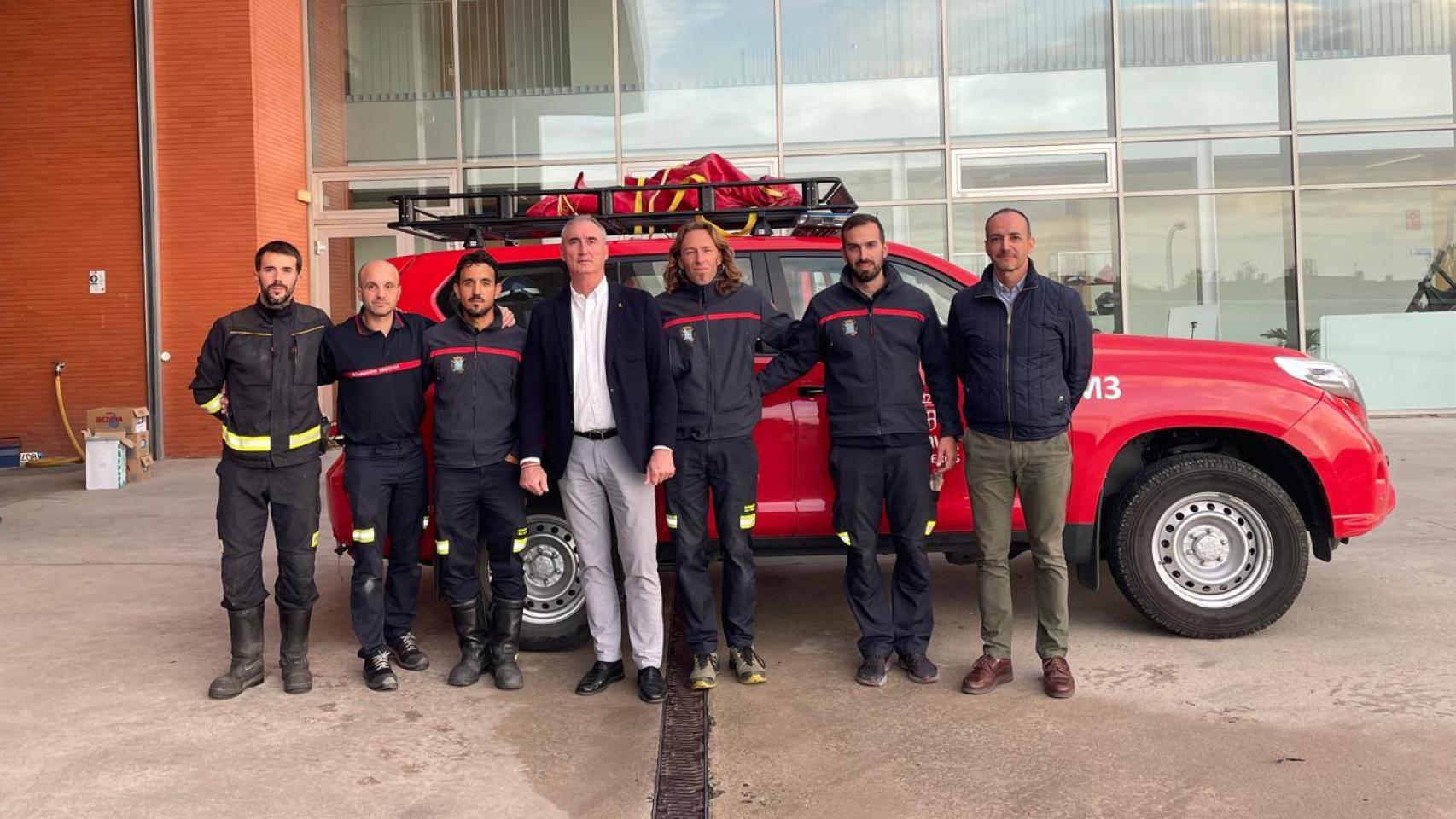 El alcalde de Segovia, José Mazarías, con los cinco bomberos que se han trasladado a la localidad valenciana de Alcudia para ayudar a los afectados por la DANA