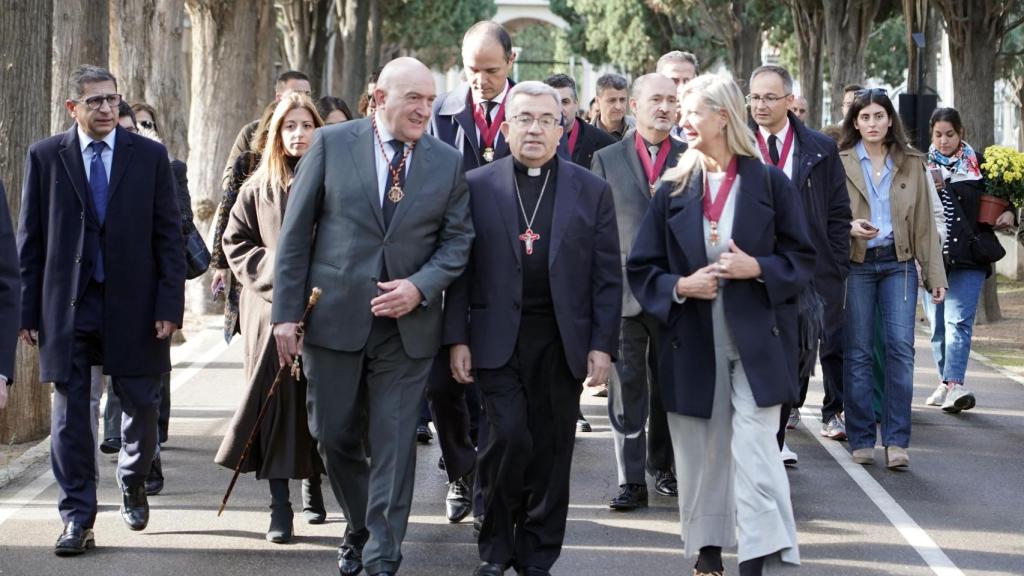 El alcalde de Valladolid, Jesús Julio Carnero, el presidente de la Conferencia Episcopal y arzobispo de Valladolid, Luis Argüello, y la teniente de alcalde, Irene Carvajal, este viernes en el Cementerio de El Carmen de la capital vallisoletana