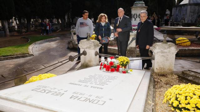 El alcalde de Valladolid, Jesús Julio Carnero; y el arzobispo de la ciudad, Luis Argüello, frente a la tumba de Concha Velasco