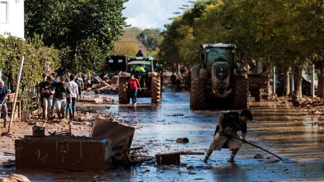 Vecinos y voluntarios limpian los estragos ocasionados por la DANA.