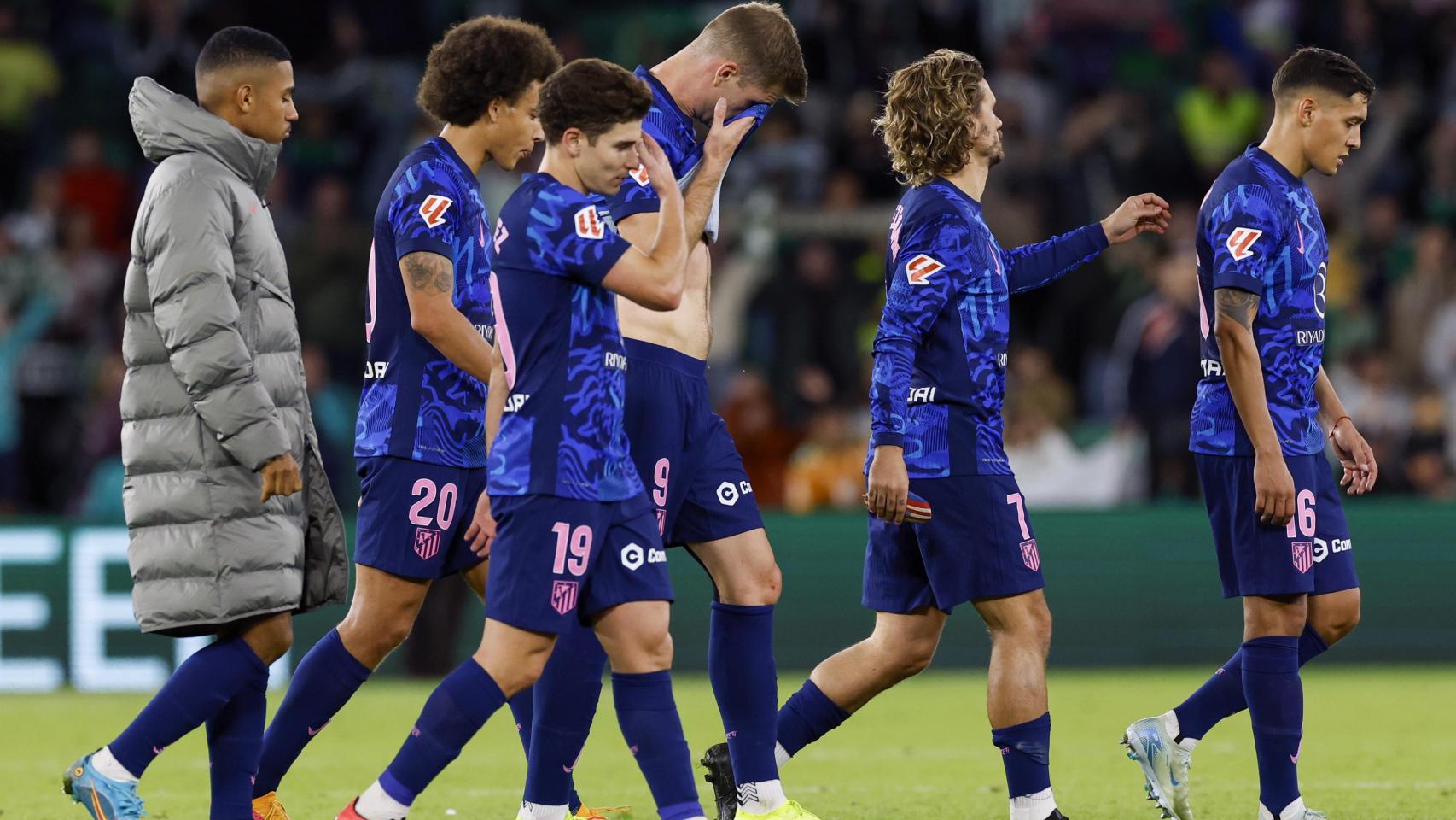 Los jugadores del Atlético de Madrid, cabizbajos tras la derrota ante el Betis.