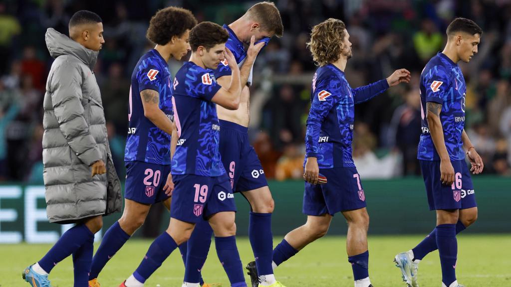 Los jugadores del Atlético de Madrid, cabizbajos tras la derrota ante el Betis.