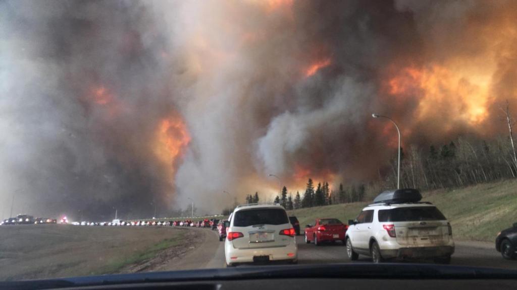 Vista del paisaje del incendio forestal cerca de la autopista 63, en el sur de Fort McMurray. Foto: Darrenrd