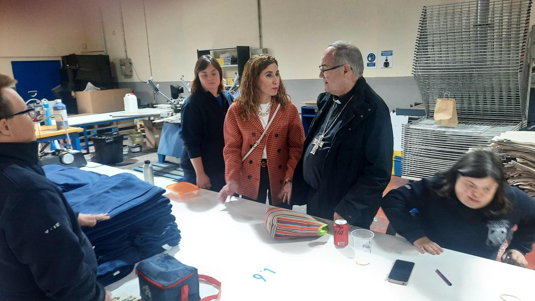 El arzobispo de Toledo, Francisco Cerro, conversa con Trinidad Escobar, presidenta de Down Toledo y Marsodeto.