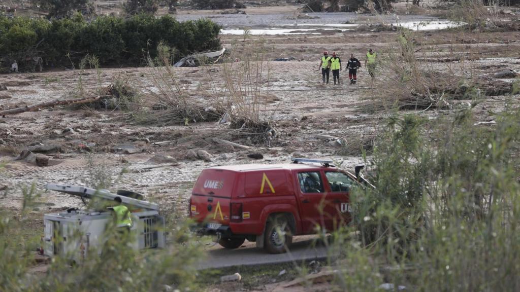 Efectivos de la Unidad Militar de Emergencias (UME) trabajan en la búsqueda de posibles fallecidos en Valencia.