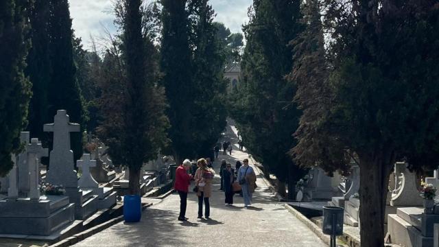 El puente ha propiciado que las visitas al cemeterio se hayan escalonado desde el pasado miércoles.