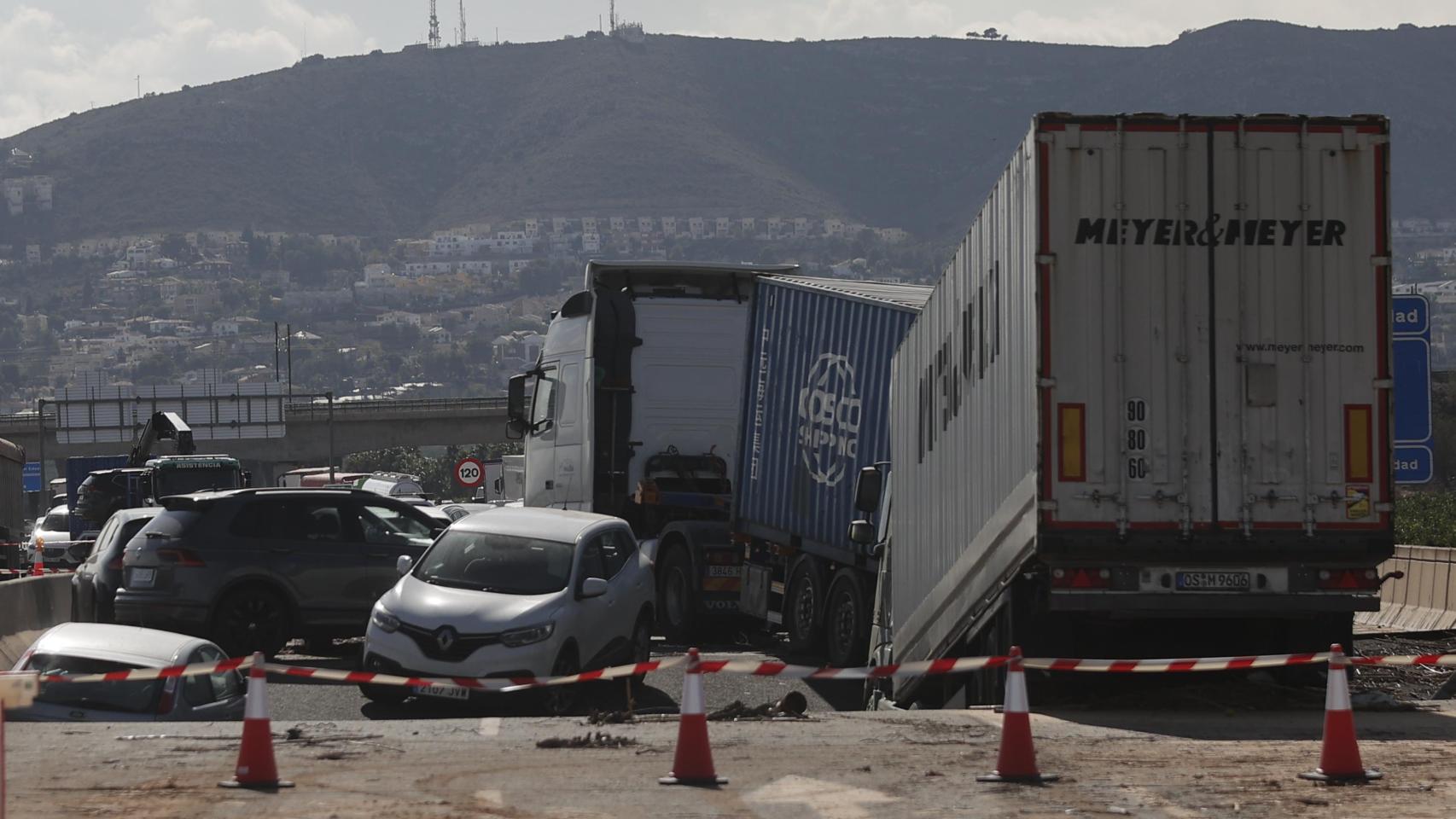 Socavón en el by-pass de Valencia en sentido Alicante.