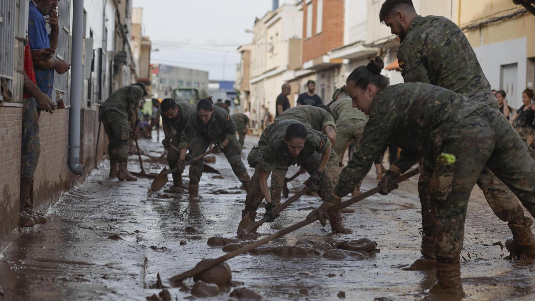 Varios soldados del regimiento 21 de marines trabajan en las labores de retirada del lodo acumulado en la Masía del Oliveral, en Riba-Roja, este viernes.