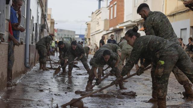 Soldados del regimiento 21 de marines trabajan en las labores de retirada del lodo acumulado en la Masía del Oliveral, en Riba-Roja.