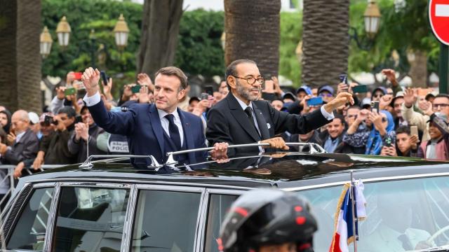 El rey Mohamed VI de Marruecos y el presidente de Francia, Emmanuel Macron, esta semana durante un desfile en Rabat.