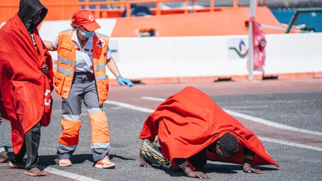 Un migrante reza al pisar tierra firme en el puerto de San Sebastián de la Gomera, tras ser rescatado por Salvamento Marítimo el pasado octubre.