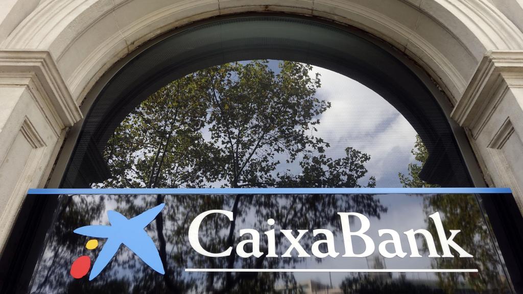 Exteriores de una oficina de CaixaBank.