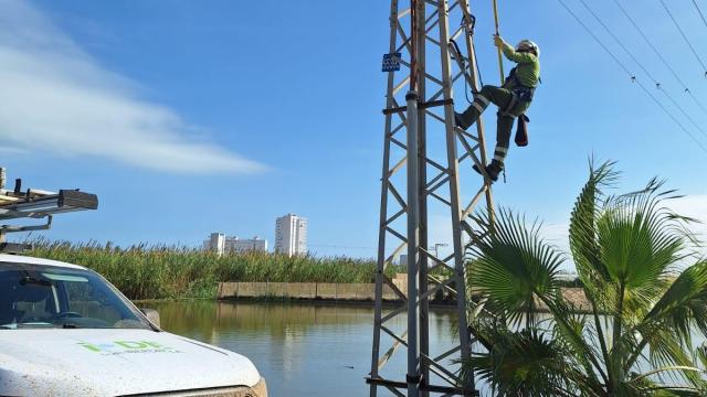 Un operador en la zona afectada por la DANA de Valencia.