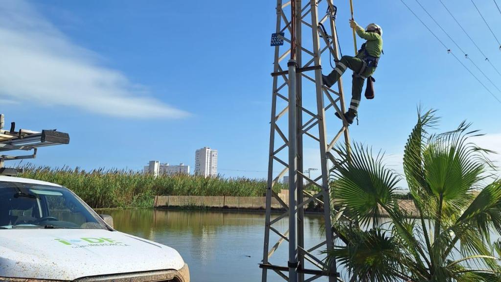 Un operador en la zona afectada por la DANA de Valencia.