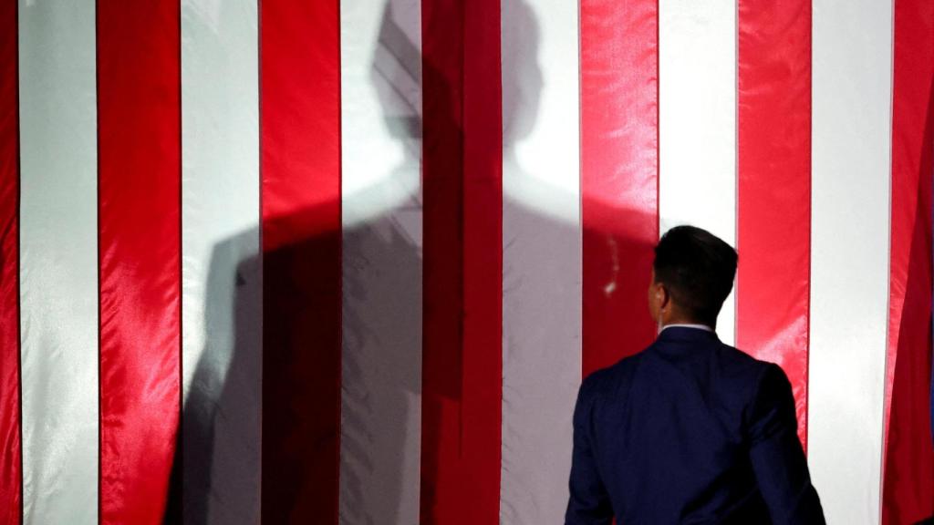 La sombra del candidato republicano en un mitin en Green Bay, Wisconsin.