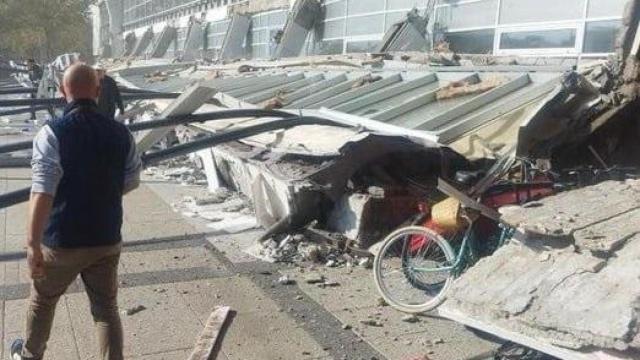 Al menos ocho muertos al derrumbarse el techo de una estación de trenes en Serbia.