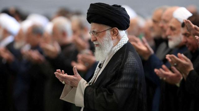 El líder supremo de Irán, el ayatolá Ali Jamenei, reza durante las oraciones del viernes y una ceremonia conmemorativa del fallecido líder de Hezbolá en Líbano, Hasán Nasralá.