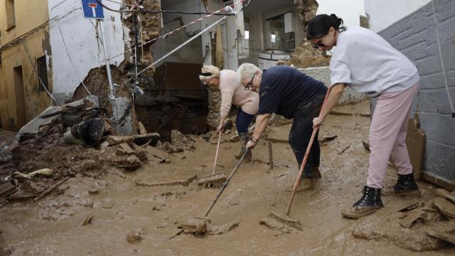 Vecinas de Chiva limpian las calles tras la DANA.