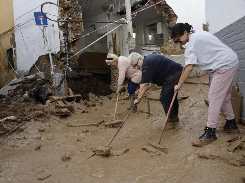 Vecinas de Chiva limpian las calles tras la DANA.