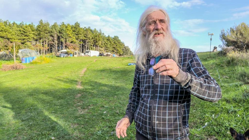 Beta, de 72 años, uno de los vecinos de esta zona pirenaica de la España vaciada donde la mafia albanesa cultiva cannabis.