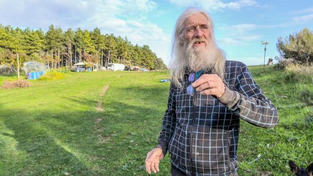 Beta, de 72 años, uno de los vecinos de esta zona pirenaica de la España vaciada donde la mafia albanesa cultiva cannabis.