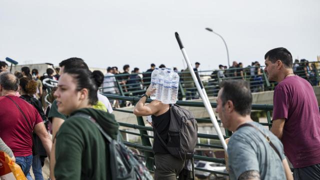 Una riada de voluntarios llega a Paiporta