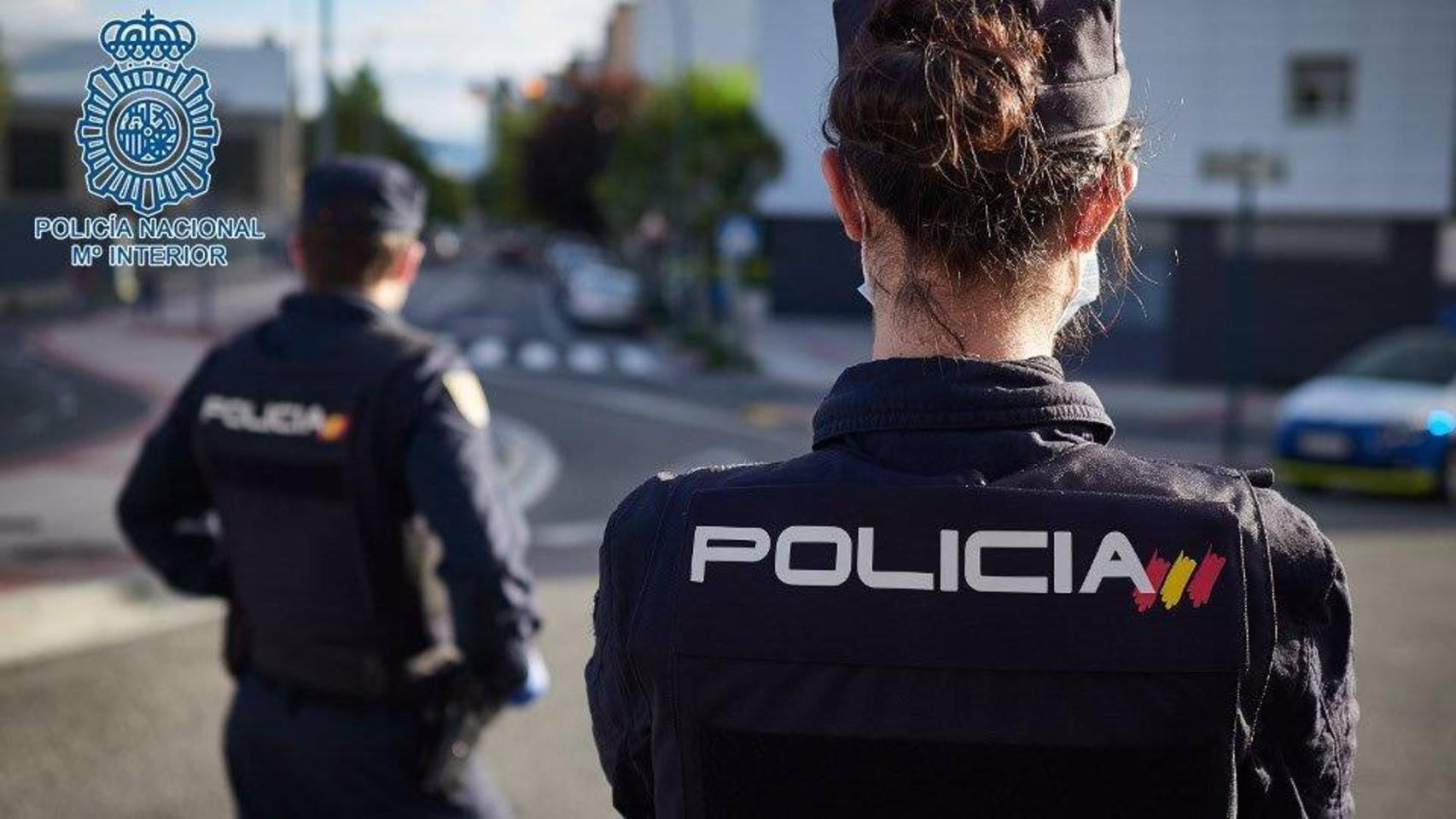 Dos agentes de la Policía Nacional.